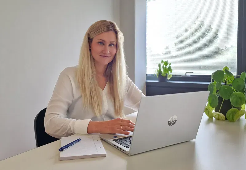 Bettina Damsgaard psykolog i Aarhus sidder på kontor